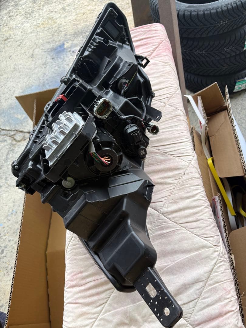 E13 ブラック ヘッドライト