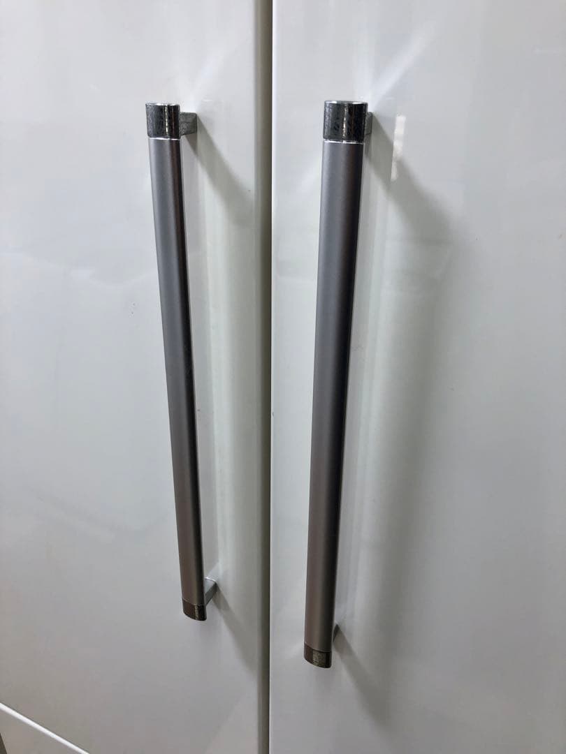 ツヤのある白色がかわいい✨　ワードローブ