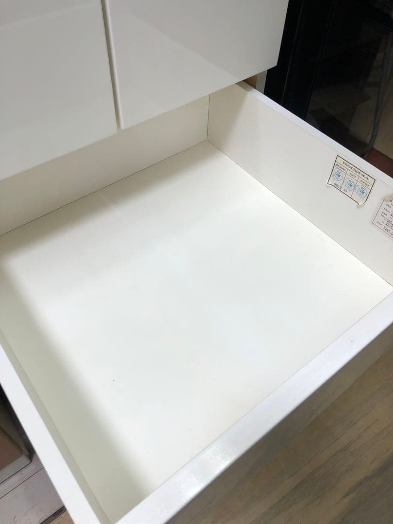 ツヤのある白色がかわいい✨　ワードローブ