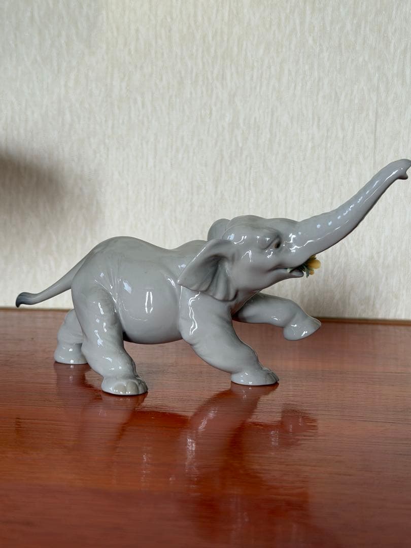 リヤドロ　象　専用の箱付き　フィギュリン　仔象