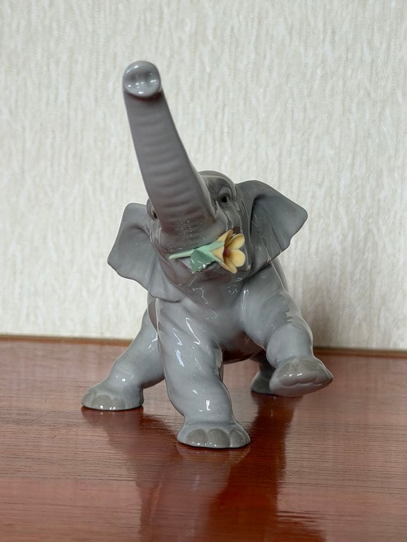 リヤドロ　象　専用の箱付き　フィギュリン　仔象