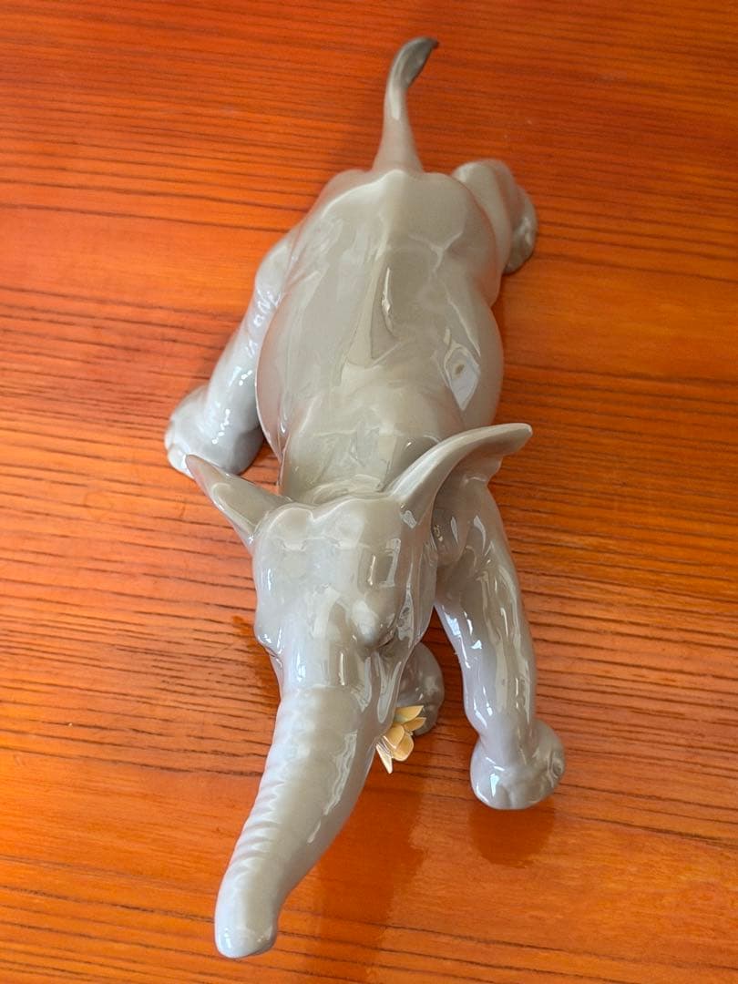 リヤドロ　象　専用の箱付き　フィギュリン　仔象