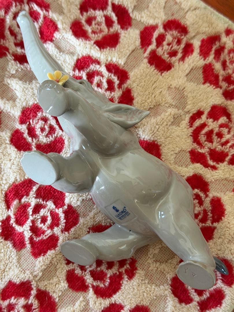 リヤドロ　象　専用の箱付き　フィギュリン　仔象