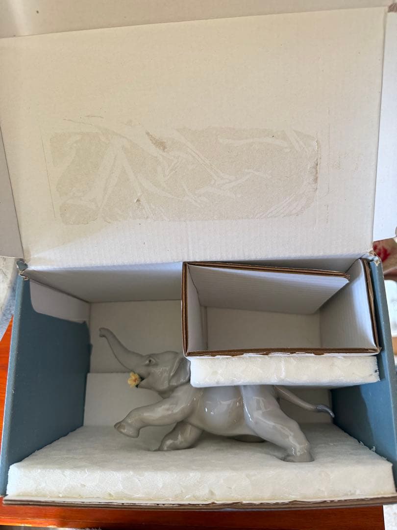 リヤドロ　象　専用の箱付き　フィギュリン　仔象