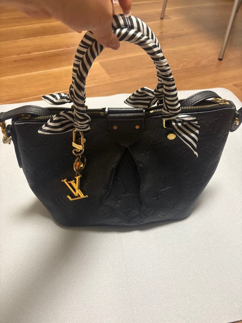 ルイ・ヴィトン ブラックレザーバッグ