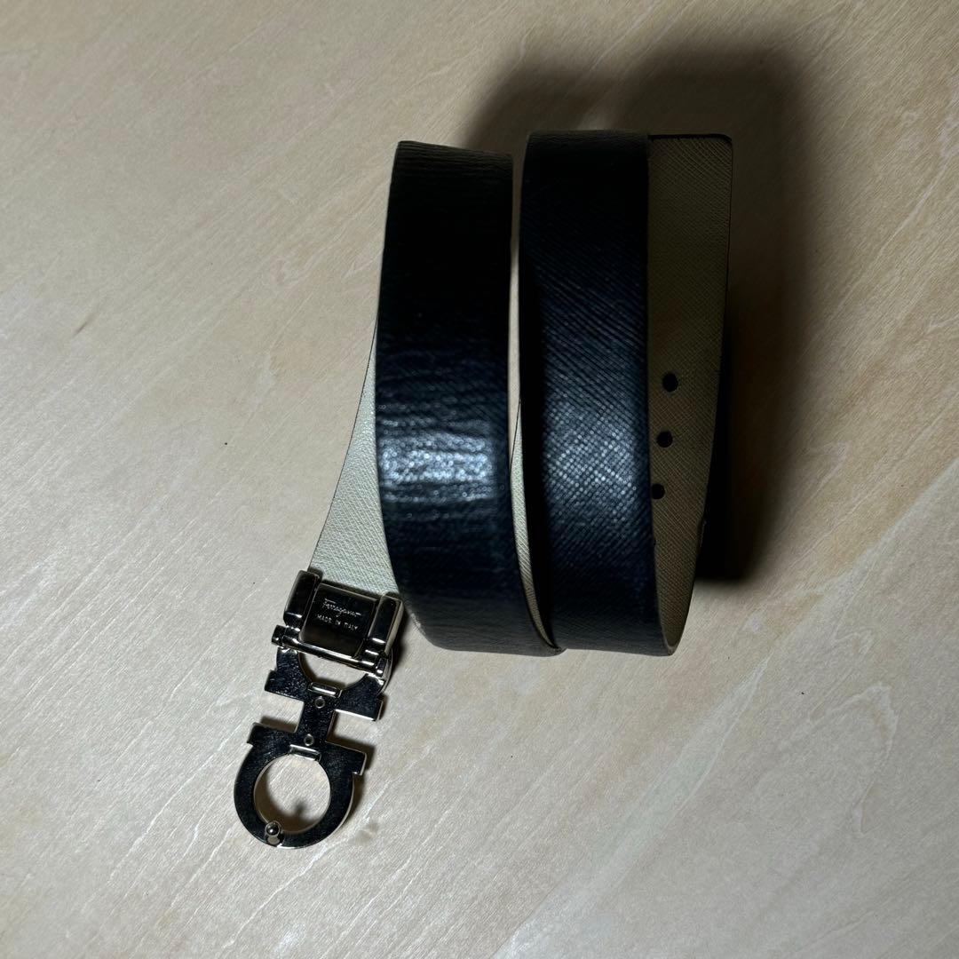 フェラガモ　リバーシブルレザーベルト　ブラック/アイボリー