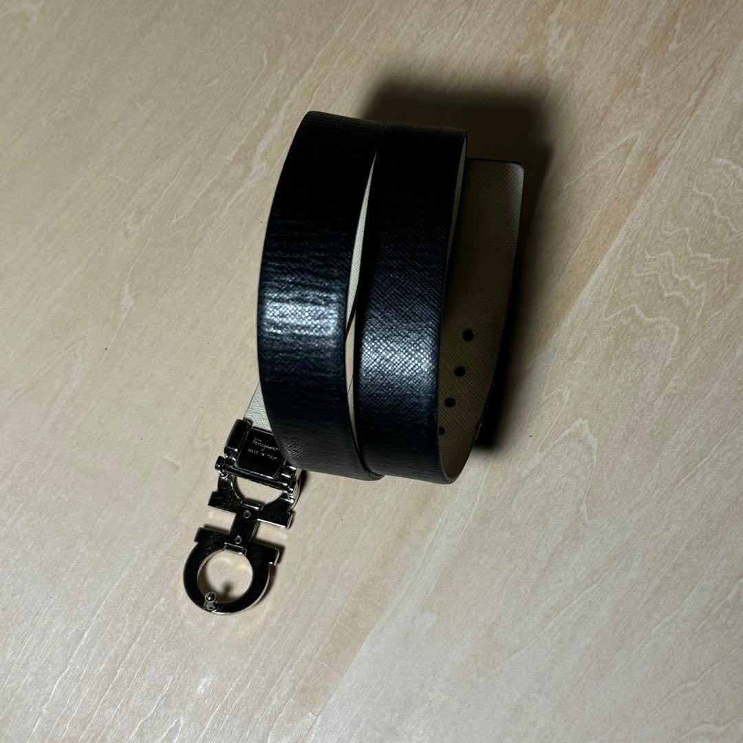 フェラガモ　リバーシブルレザーベルト　ブラック/アイボリー