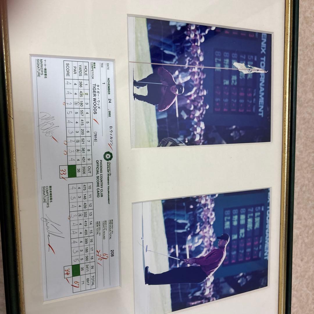 タイガーウッズのスコアカードと写真の額