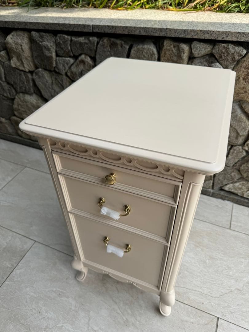 【ほぼ新品未使用！フルール サイドチェスト】　猫脚　淡いアイボリー