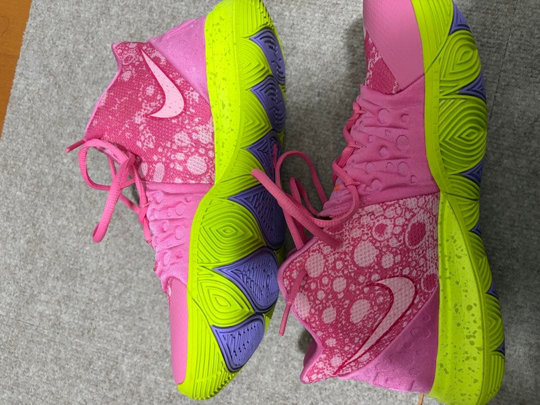 ナイキ カイリー 5 \"パトリック スター\" ロータス ピンク