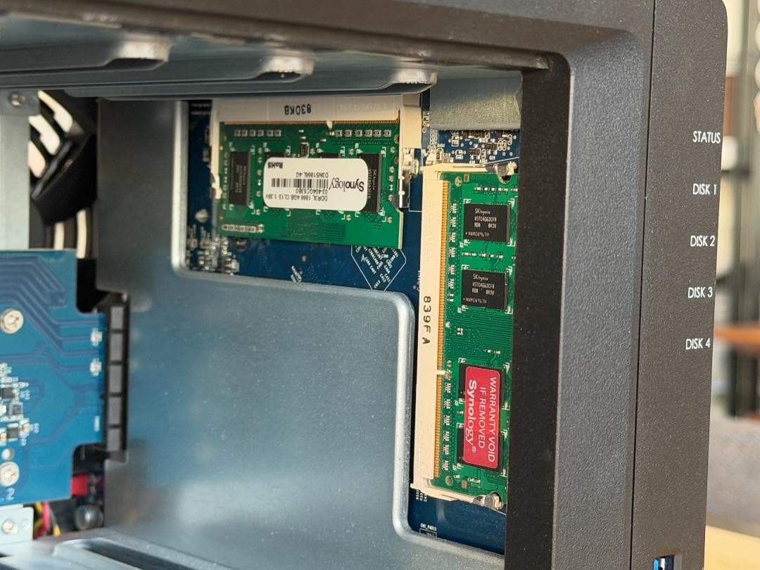 Synology DS918+ 4ベイ NAS 純正8GBメモリ 箱あり