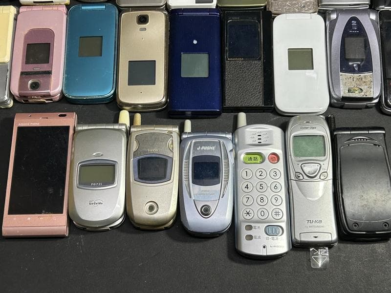 大量 携帯電話 ガラケー docomo/au 他 37台 ジャンク 部品取り