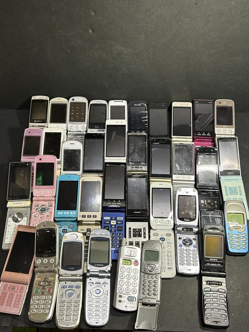 大量 携帯電話 ガラケー docomo/au 他 37台 ジャンク 部品取り