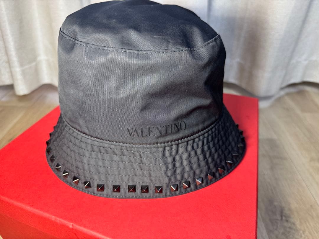 バレンチノ　ロックスタッズ スタッズアップリケ コットン バケットハット　59