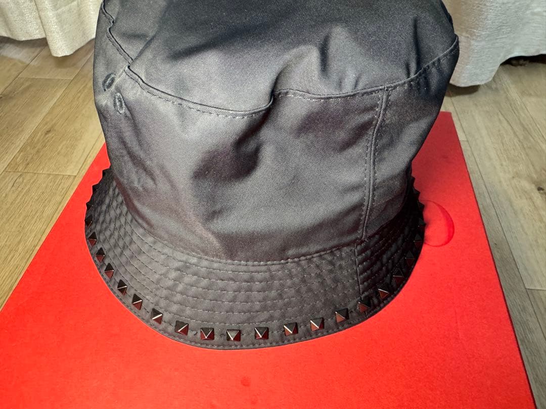 バレンチノ　ロックスタッズ スタッズアップリケ コットン バケットハット　59