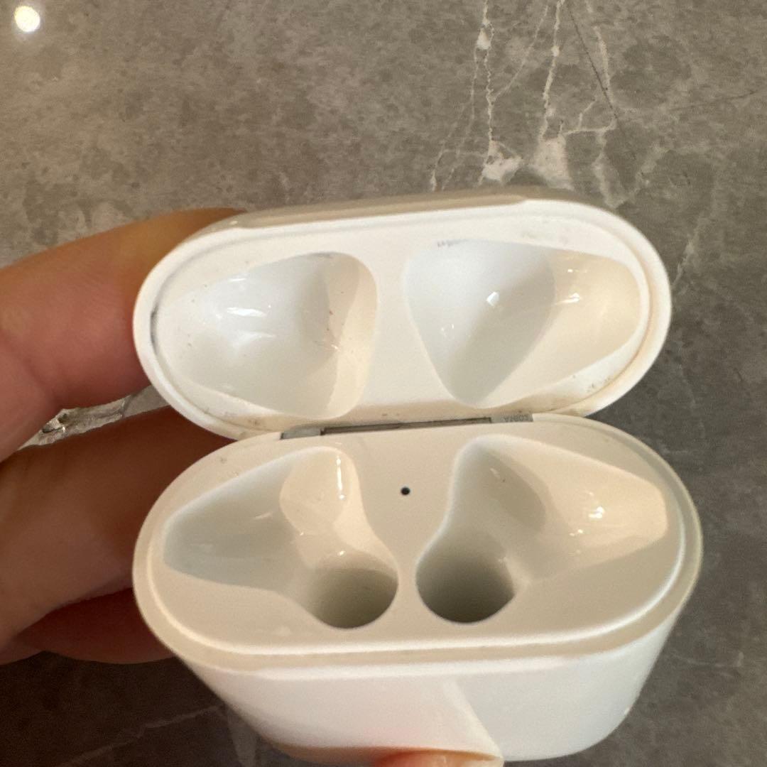 Apple AirPods ワイヤレスイヤフォン【第二世代】