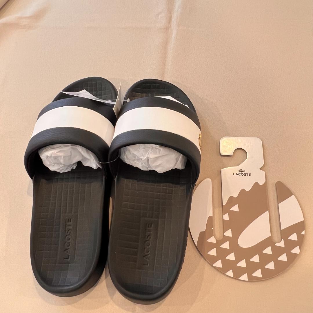 【新品未使用】人と差がつく！LACOSTE ブラック/ホワイト スライドサンダル
