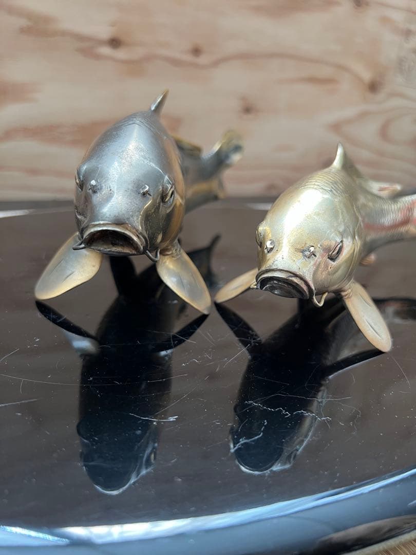 鯉の置物　金工師岩坪信光作　金属工芸品　鯉　縁起物　置物　信光　台座付き