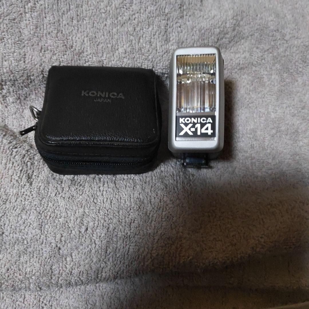 コニカC35とレンズとストロボ