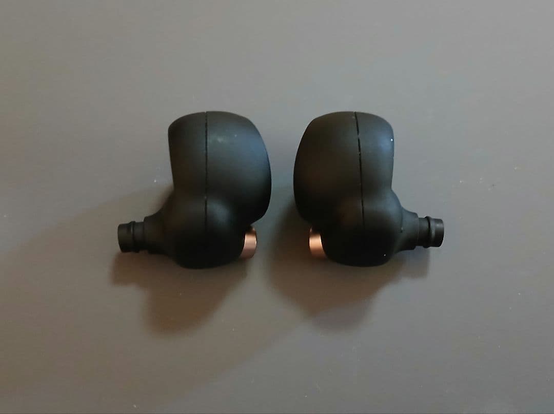 SONY　WF-1000XM4　ワイヤレス　ノイズキャンセリング　イヤホン　①