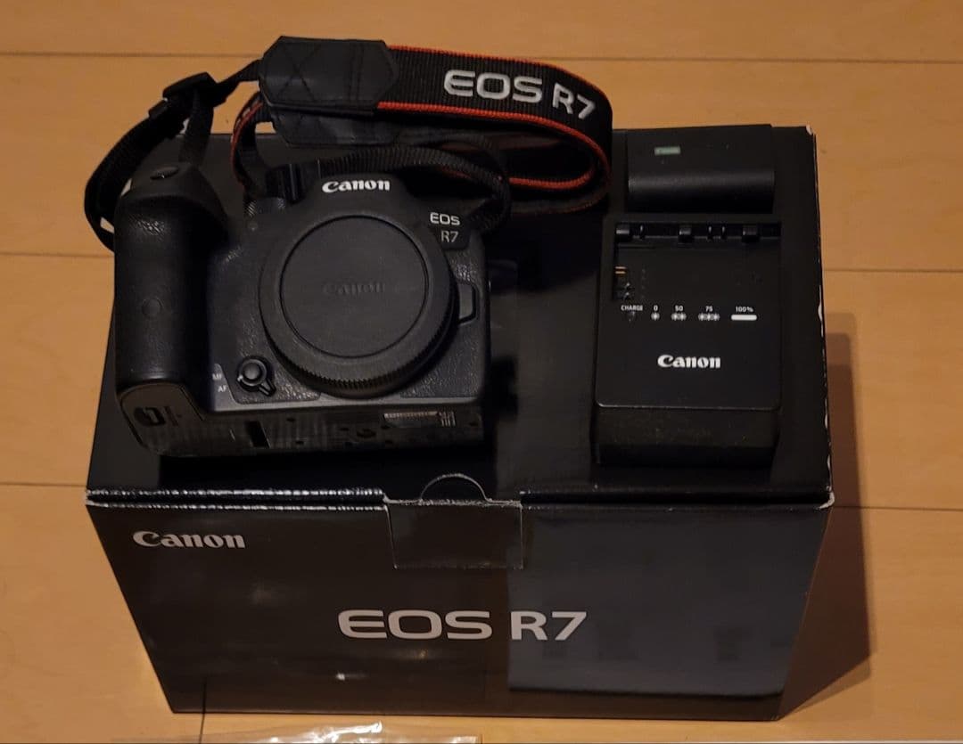 Canon EOS R7 ボディ 保証3年半、書籍、社外EFアダプタ 付き