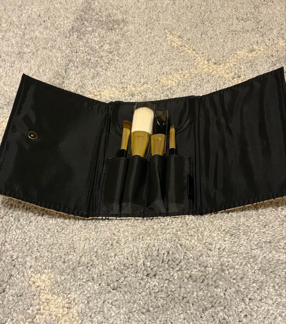 シュウウエムラ　ブラシセット　ピカシュウ　ポケモン