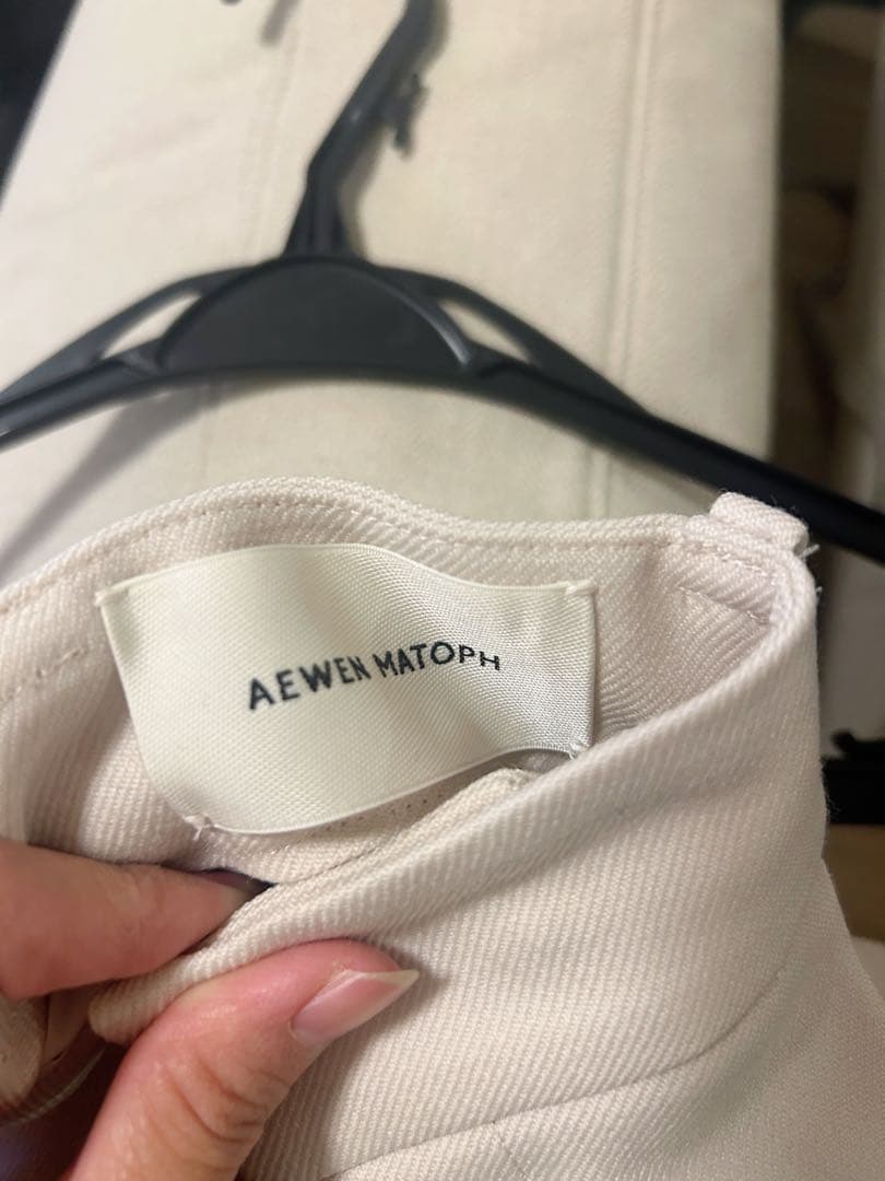 完売品<AEWEN MATOPH>ツイル タック パンツ　オフホワイト