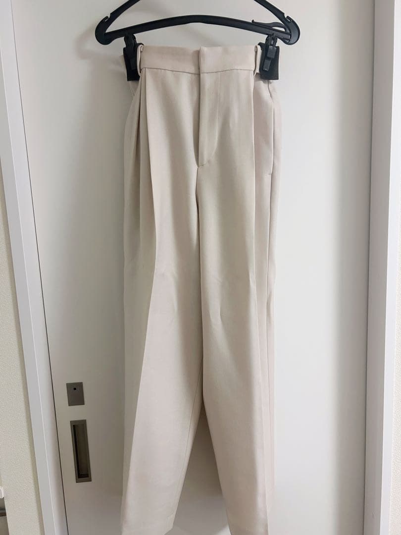 完売品<AEWEN MATOPH>ツイル タック パンツ　オフホワイト