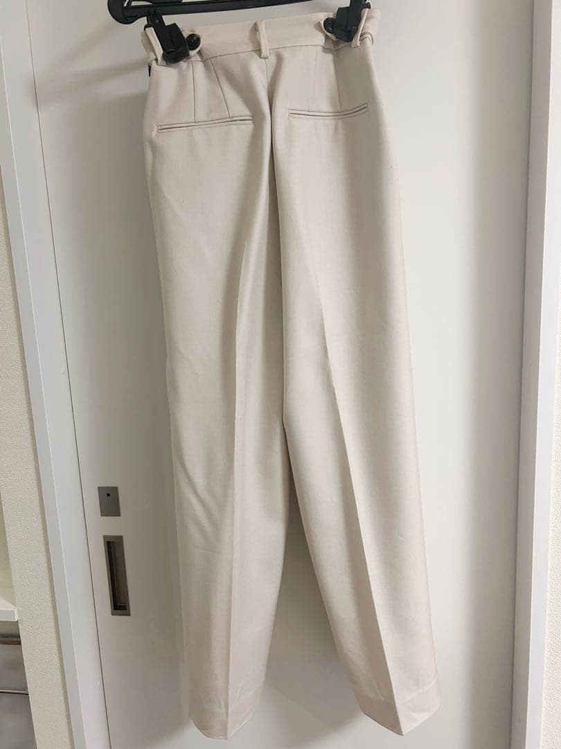 完売品<AEWEN MATOPH>ツイル タック パンツ　オフホワイト