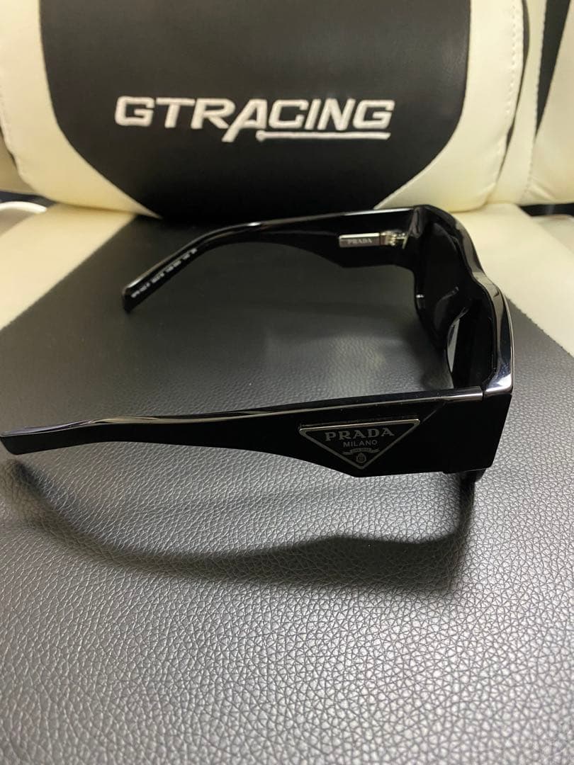 PRADA プラダ　トライアングルロゴサングラス
