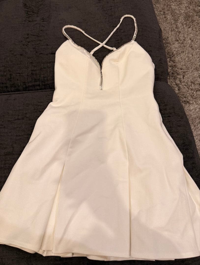 ホワイト クロスストラップ フレアドレス