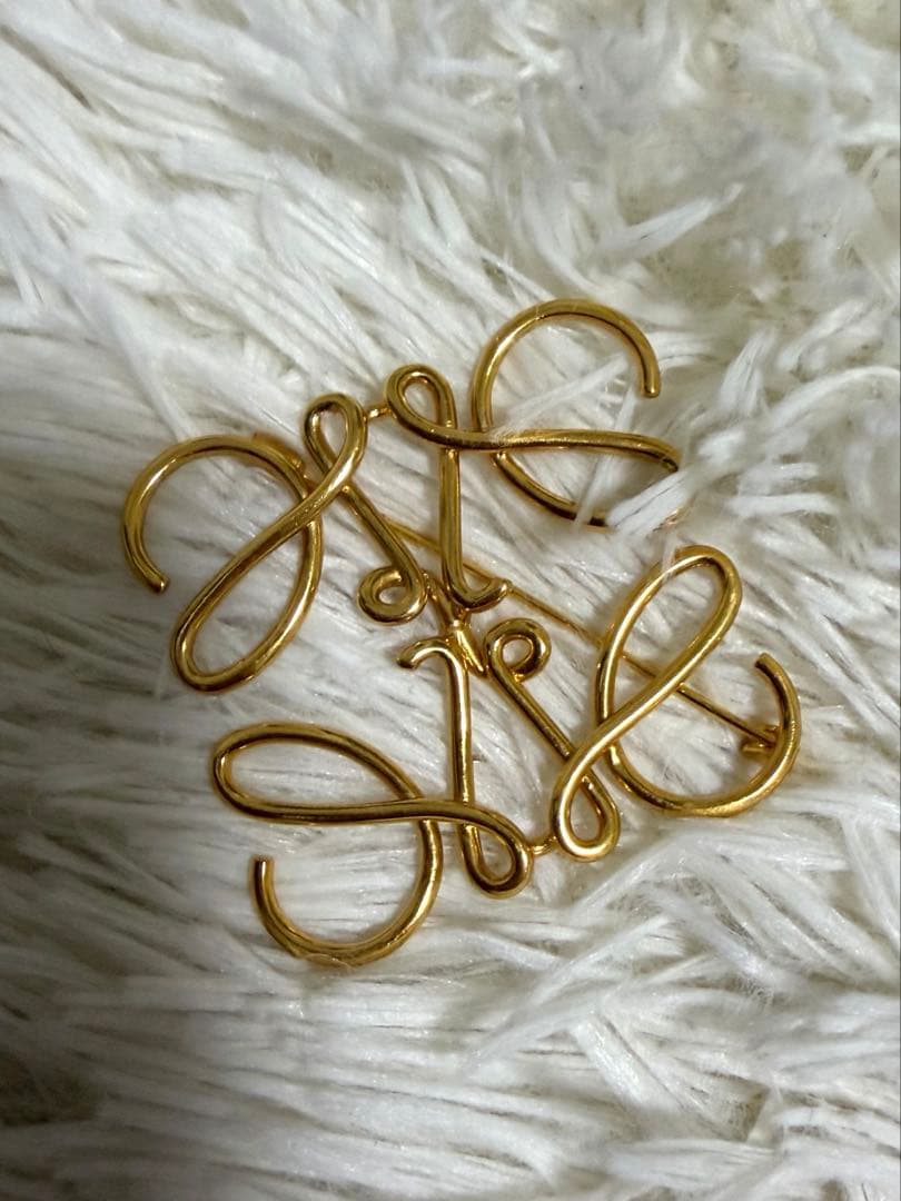 LOEWE アナグラム ブローチ