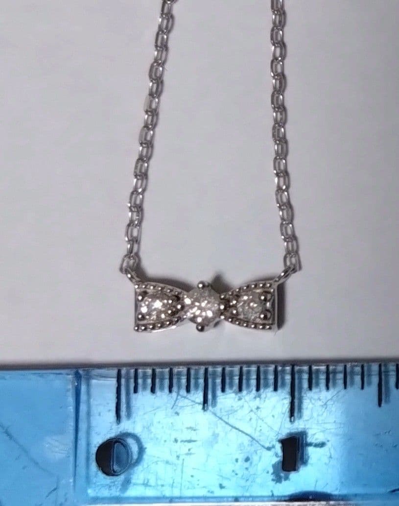 ジュエリーツツミ K10ホワイトゴールドリボン型ネックレス