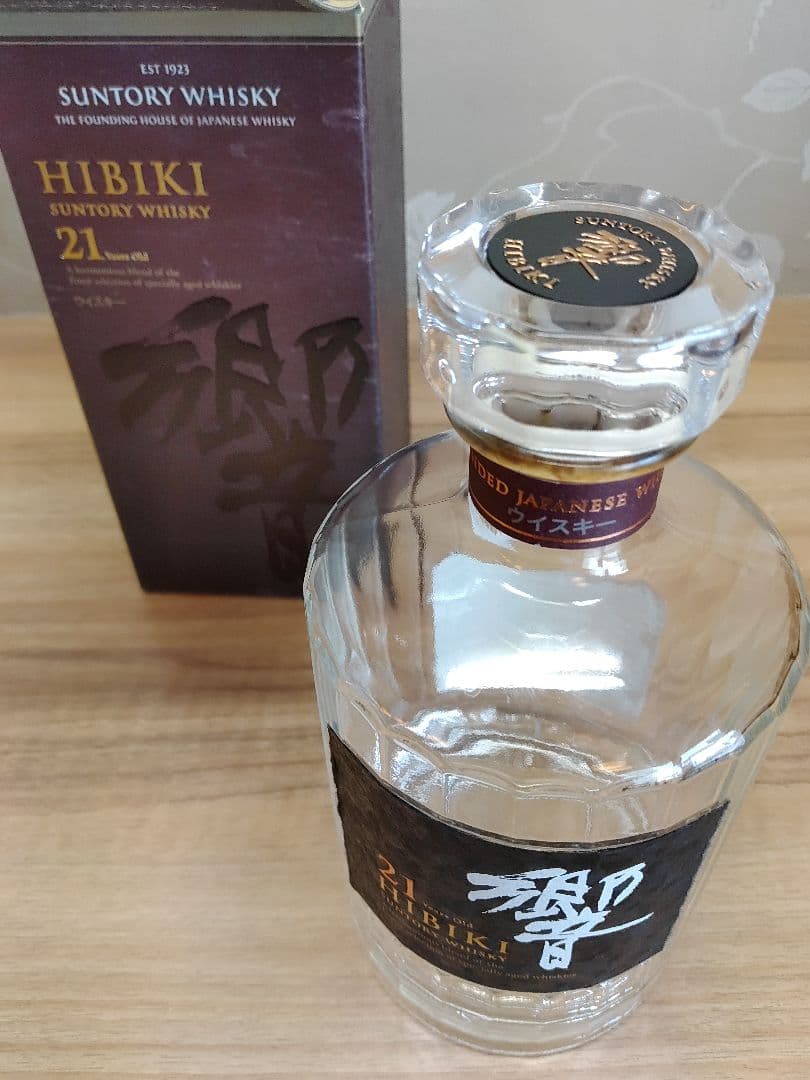 山崎18年と響21年の未洗浄の空瓶2本セット箱付です。