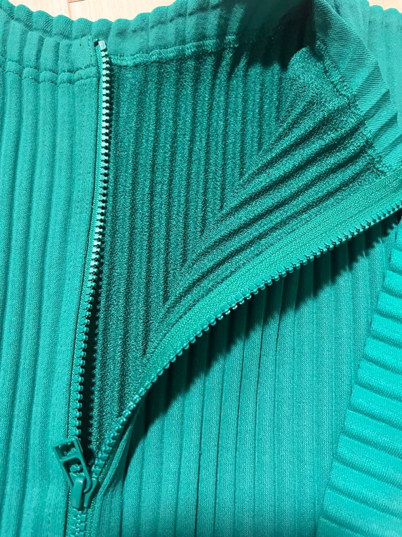 ISSEY MIYAKE me グリーン ジップパーカー