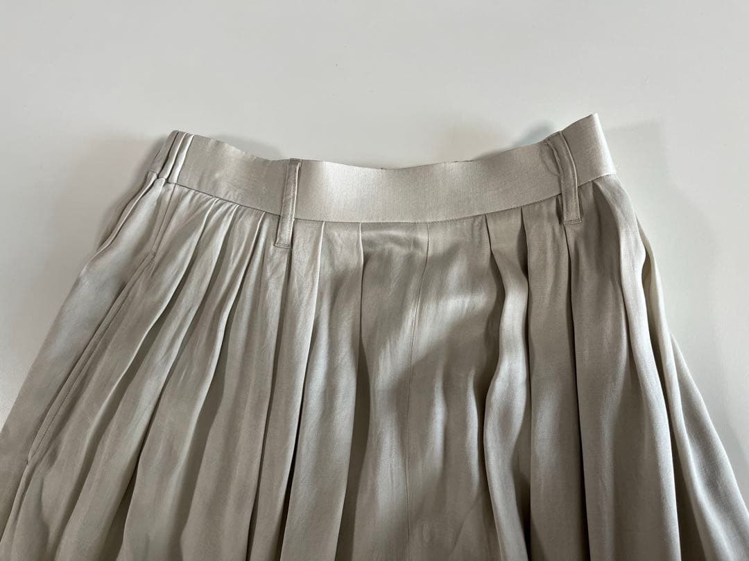 Curensology サテンタックパンツ　エクリュ　36 2025AW