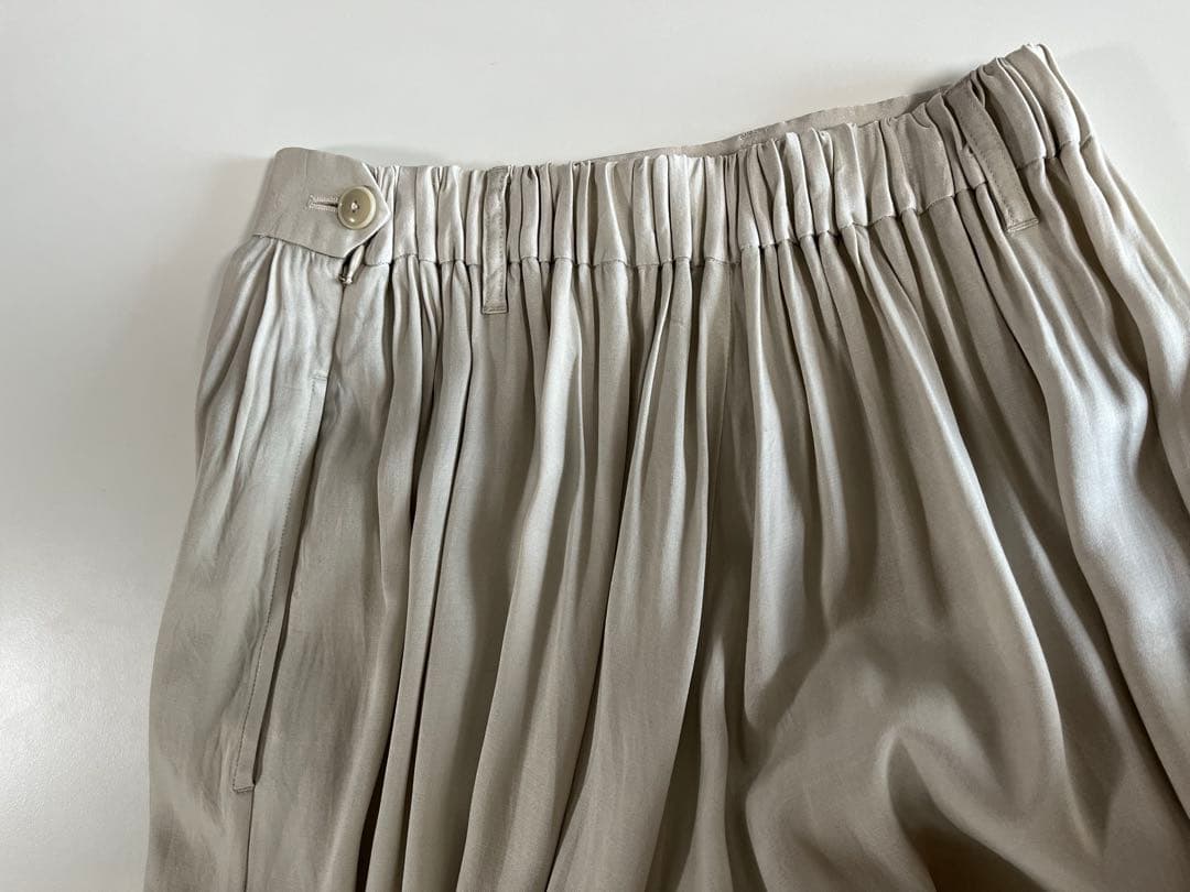 Curensology サテンタックパンツ　エクリュ　36 2025AW