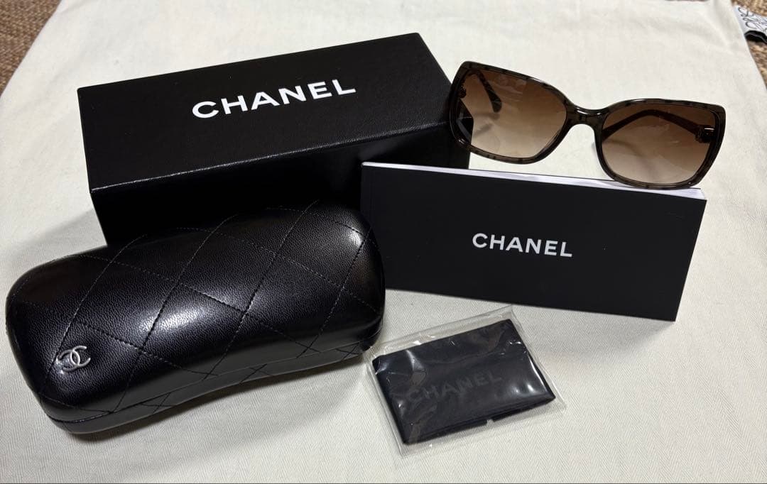 CHANEL スクエア型サングラス ブラウンレンズ