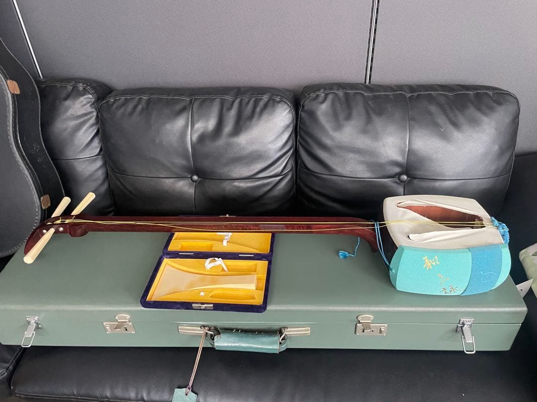 三味線 紅木子持綾杉金細 二枚溝極上天然素材 バチケース付き　糸巻バチ天然素材