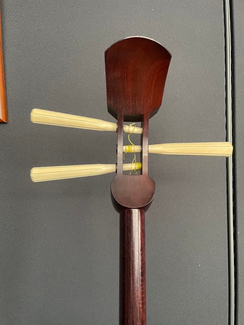 三味線 紅木子持綾杉金細 二枚溝極上天然素材 バチケース付き　糸巻バチ天然素材