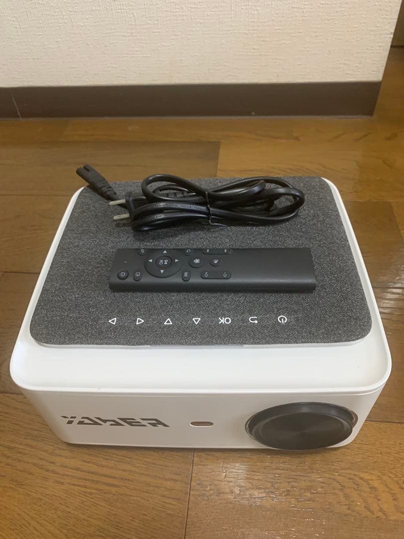YABER プロジェクター 本体と付属品