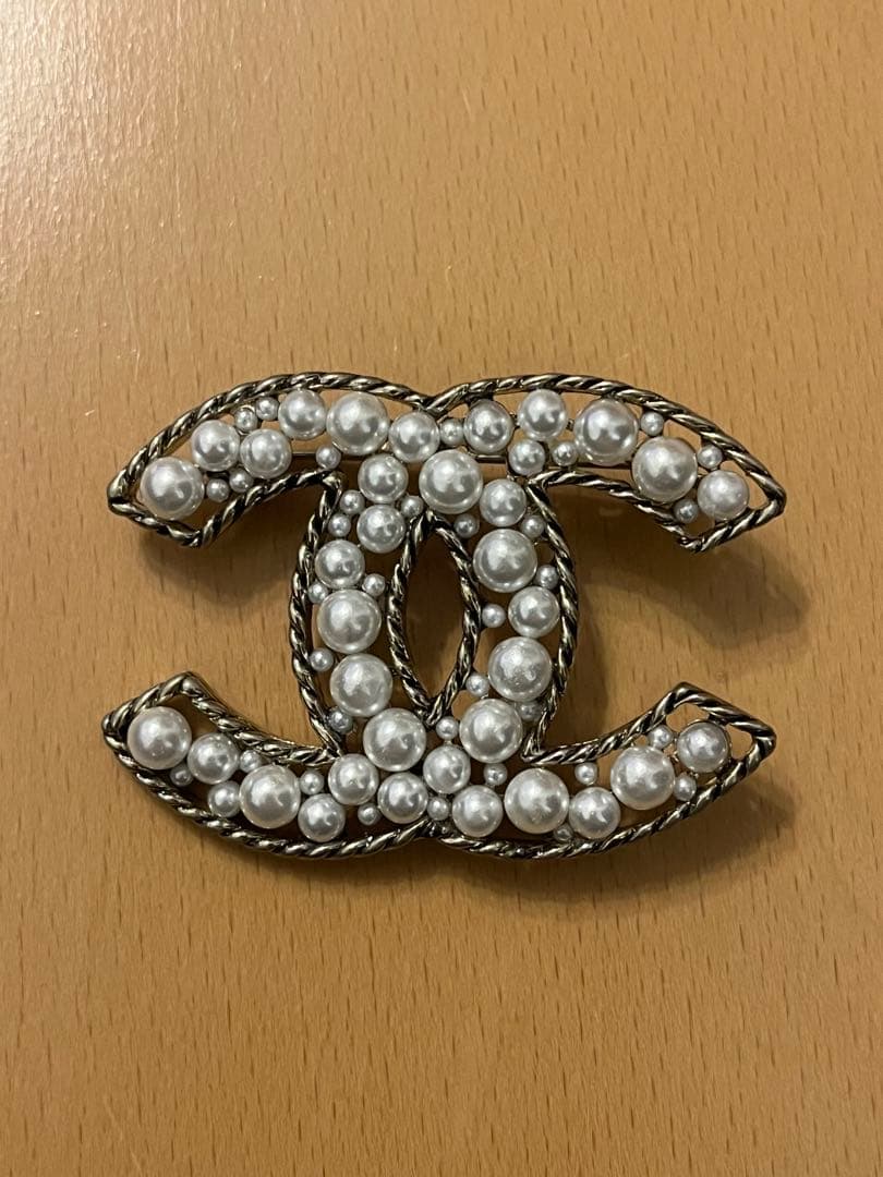 【美品】CHANEL パール付きロゴブローチ　ホワイト