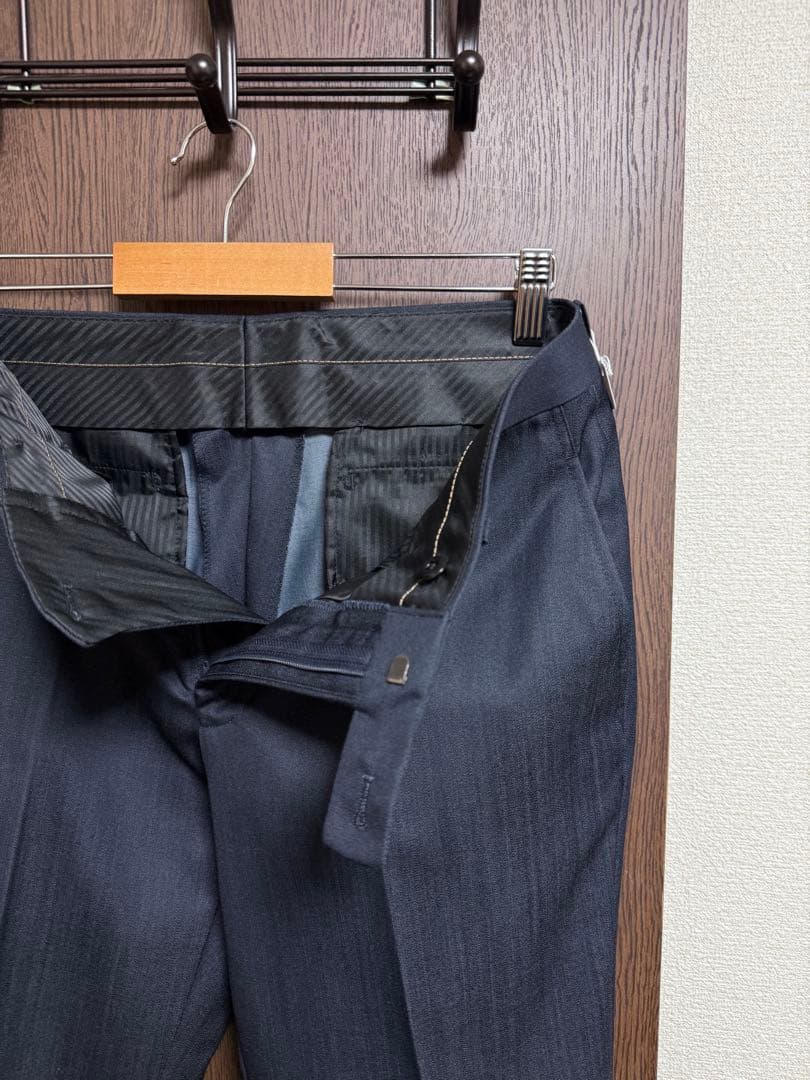 A6新品未使用！高品質！高級感のある最新ネイビー3ピーススーツ！素敵な１着！秋冬