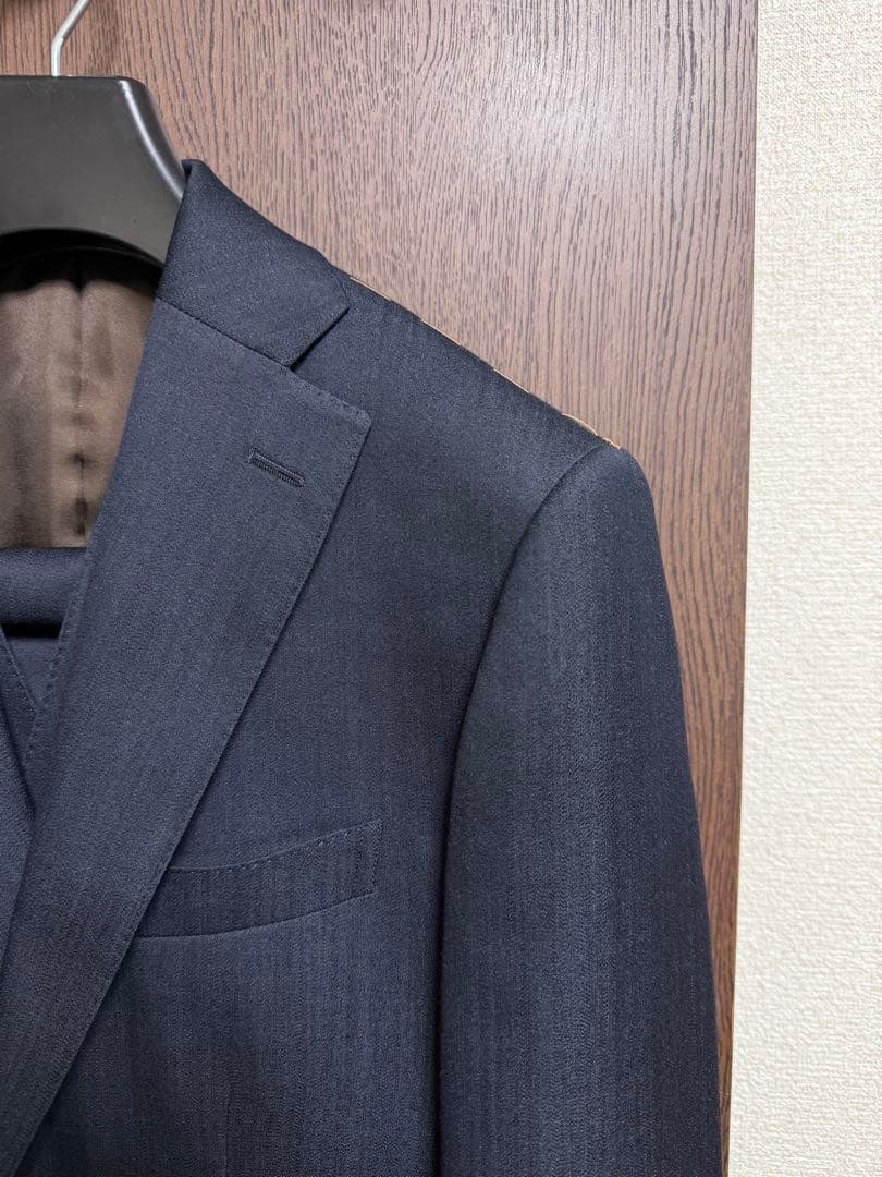 A6新品未使用！高品質！高級感のある最新ネイビー3ピーススーツ！素敵な１着！秋冬