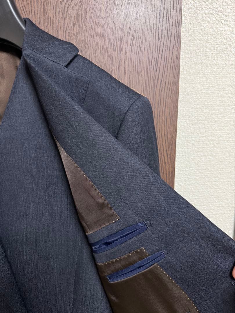 A6新品未使用！高品質！高級感のある最新ネイビー3ピーススーツ！素敵な１着！秋冬