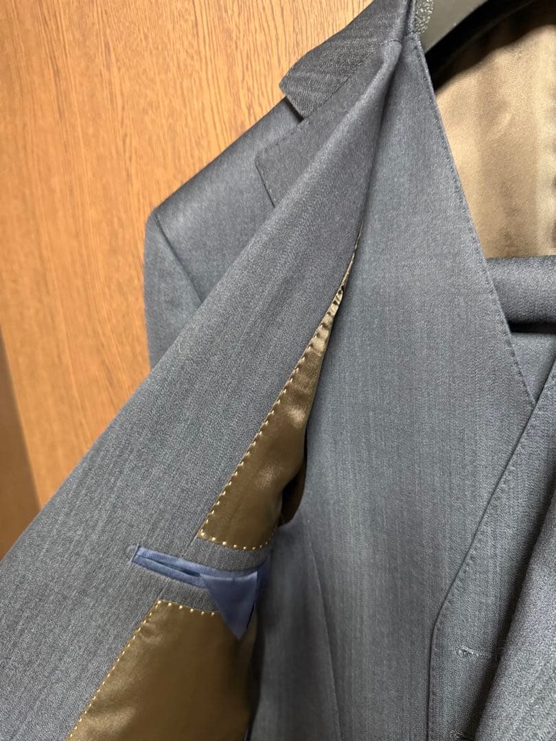 A6新品未使用！高品質！高級感のある最新ネイビー3ピーススーツ！素敵な１着！秋冬