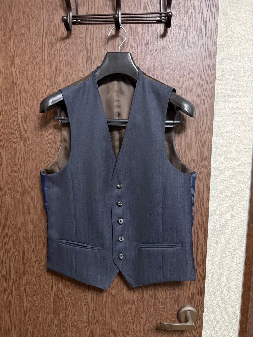 A6新品未使用！高品質！高級感のある最新ネイビー3ピーススーツ！素敵な１着！秋冬