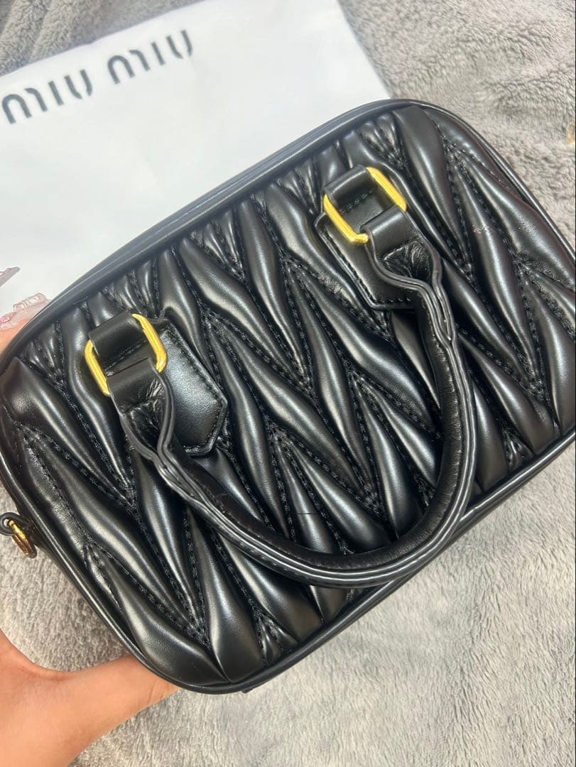 miu miu ブラックレザーショルダーバッグ