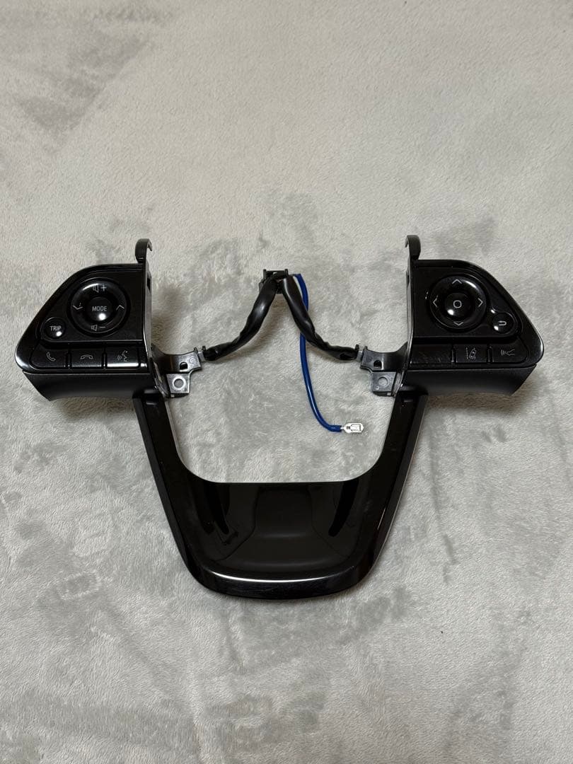 【送料込み】50系プリウス　純正ステアリングスイッチ　ブラック