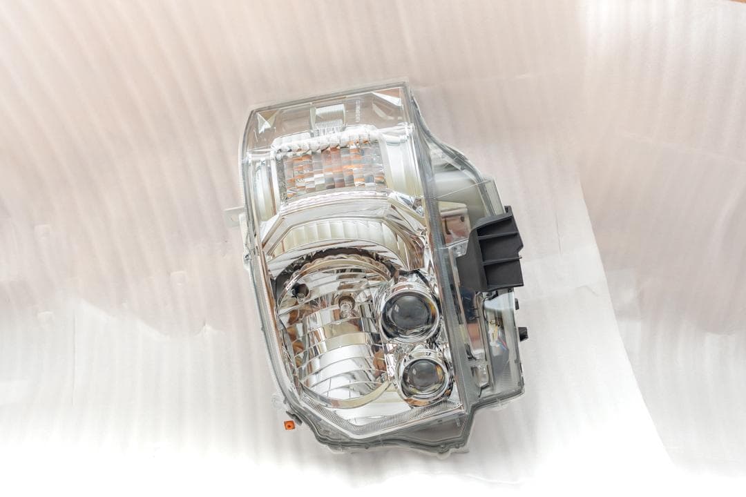 ハイエース 新車外し 8型 純正ヘッドライト(左右セット）刻印84